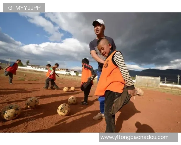 足球丁娜的传奇之路如何改变了女性足球的未来与发展 足球丁娜的传奇之路如何改变了女性足球的未来与发展