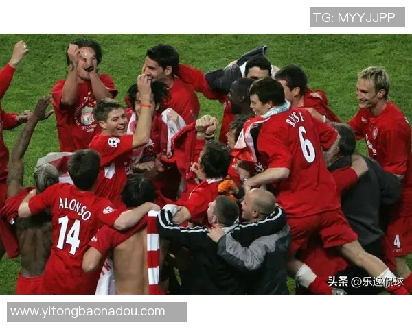 足球得分庆祝瞬间的激情与创意展现,感受球场上的欢呼与团结 足球得分庆祝瞬间的激情与创意展现,感受球场上的欢呼与团结